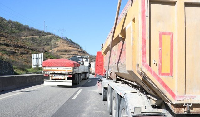 Sakarya'da kamyonetin tıra çarptığı kaza kara yolunda ulaşımı aksattı