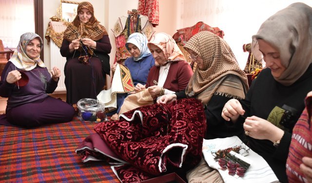 Sakarya'daki Kınalı Muhacirlerin geleneksel kıyafet ve dokumaları kayıt altına alınıyor