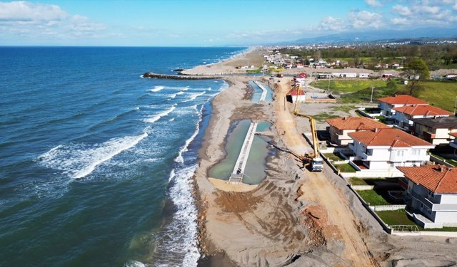 Sakarya'nın Karasu kıyısındaki erozyona sahil koruma duvarıyla önlem alınıyor