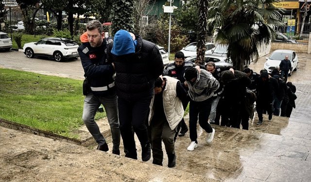 Samsun merkezli 13 ilde 'change' araç operasyonunda yakalanan 13 zanlı adliyede