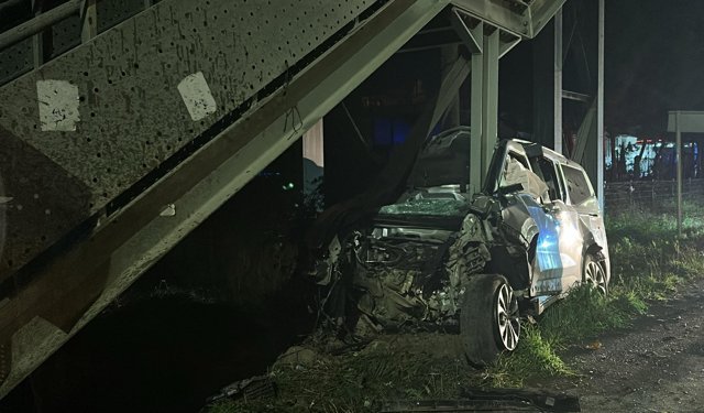 Samsun-Sinop yolunda üst geçit ayağına çarpan hafif ticari aracın sürücüsü öldü