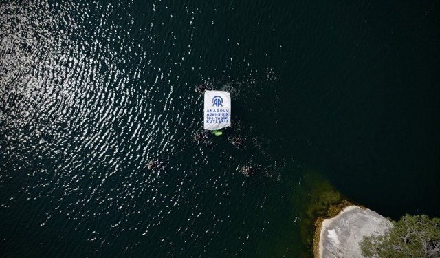 Samsun'da dalgıçlar su altında 'Anadolu Ajansının 106. yılını kutlarız' pankartı açtı