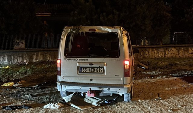Samsun'da devrilen hafif ticari araçtaki 4 kişi yaralandı