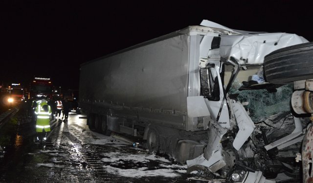 Samsun'da iki tırın çarpıştığı kazada 3 kişi yaralandı
