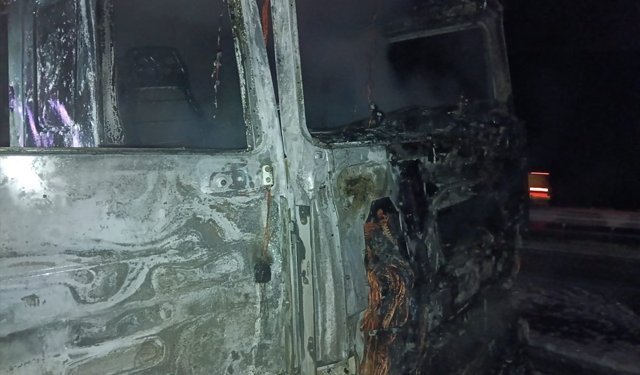 Samsun'da seyir halindeki ahşap yüklü tır yandı