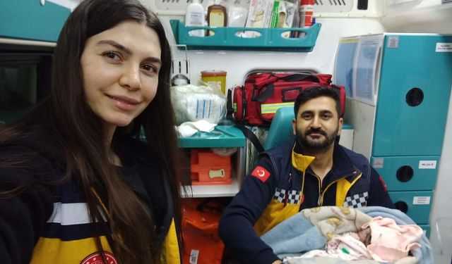 Şanlıurfa'da hamile kadın ambulansta doğum yaptı