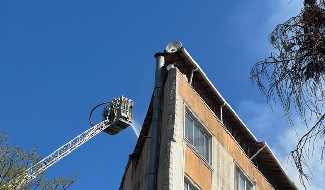 Sarıyer'de 5 katlı binanın çatısında çıkan yangın söndürüldü