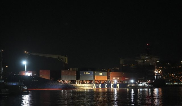 Sarıyer'de karaya oturan konteyner gemisi için kurtarma çalışması başlatıldı