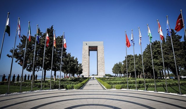 Şehitler Abidesi'nde Çanakkale Kara Savaşları'nın 111. yılı töreni düzenlendi