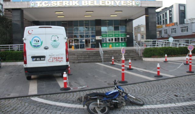 Serik Belediye binasına silahla ateş açan kişi yakalandı