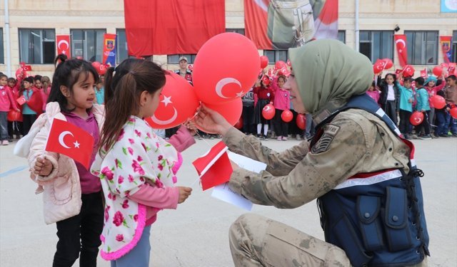 Siirt'te jandarma, köy çocuklarının bayramını etkinliklerle kutladı