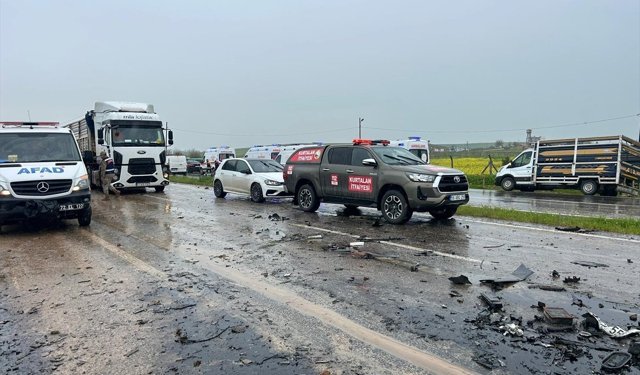 Siirt'te otomobil ile kamyonetin çarpıştığı kazada 2 kişi öldü, 3 kişi yaralandı