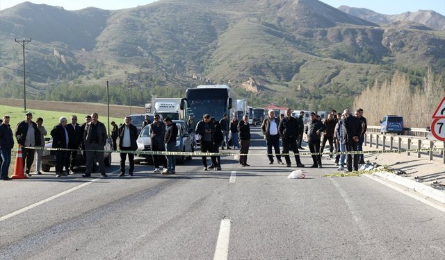 Sivas'ta devrilen tırın sürücüsü yaralandı