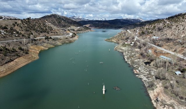 Sivas'ta kuraklığın etkisiyle gün yüzüne çıkan köy yağışlarla yeniden baraj suları altında kaldı