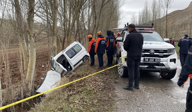 Sivas'ta şarampole düşen hafif ticari araçtaki aynı aileden 3 kişi öldü