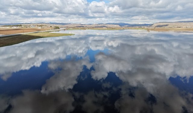 Sivas'ta tarım alanlarında yağışla oluşan su birikintileri havadan görüntülendi