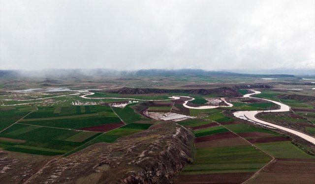 Sivas'ta yağışların ardından köy yolunu ulaşıma kapatan su tahliye edildi