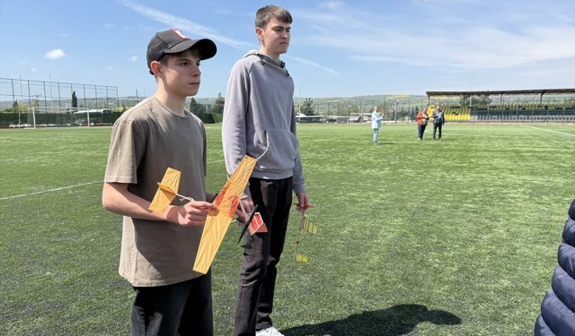 Tekirdağ'da öğrenciler tasarladıkları model uçaklarla yarışıyor
