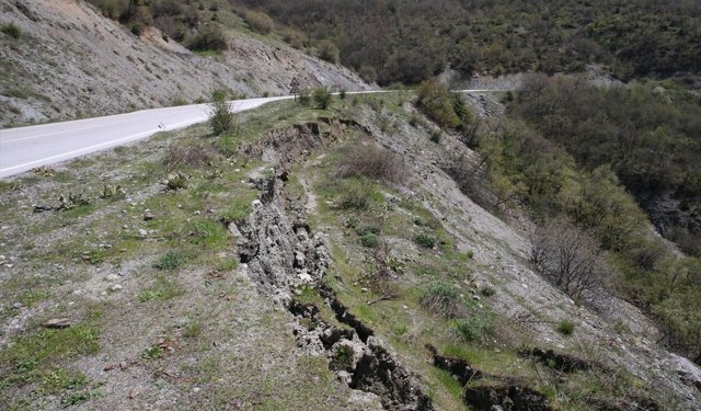 Tokat'ta Ballıca Mağarası yolunda çökme meydana geldi