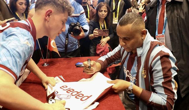 Trabzonspor'un eski futbolcusu Jaja, bordo-mavili taraftarlarla buluştu