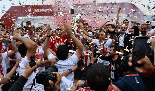 Trendyol 1. Lig'e yükselen Batman Petrolspor, kupasını aldı