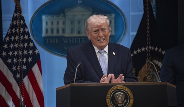 Trump, 'salı akşamına kadar anlaşma sağlanmaması durumunda İran'ın altyapısını çökerteceği' tehdidini yineledi