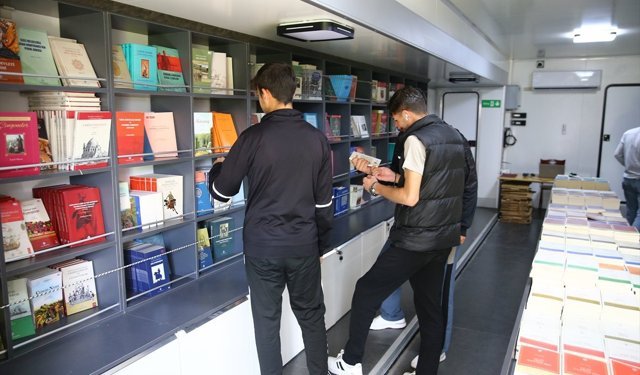 TTK'nin 'mobil kitap satış tırı' Diyarbakır'a geldi