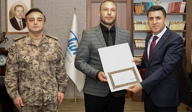 Tunceli'de boğulma tehlikesi geçiren kız çocuğunu kurtaran polisler ödüllendirildi