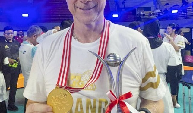 Türk antrenör Bülent Karslıoğlu, Endonezya'da üst üste ikinci şampiyonluğu yaşadı