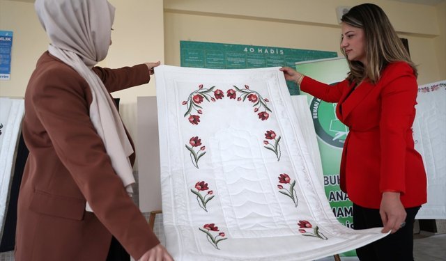 Türk İslam motiflerini işledikleri seccadelerin gelirini Gazze'ye gönderecekler