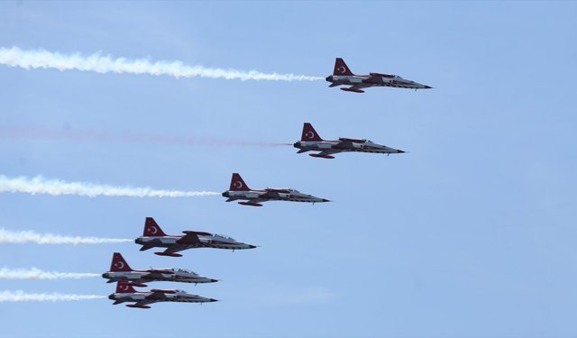 Türk Yıldızları, Çanakkale Şehitler Abidesi üzerinde gösteri uçuşu yaptı