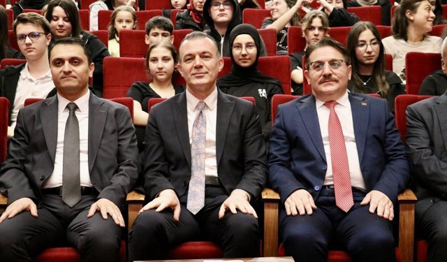 Türkiye Uzay Ajansı Başkanı Kıraç, Sakarya'da öğrencilerle buluştu: