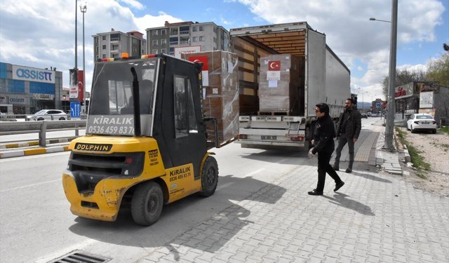 Türkiye'den İran'a tıbbi malzeme taşıyan 6 yardım tırı Van'dan yola çıktı