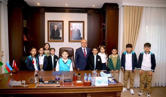 Türkiye'nin Bakü Büyükelçisi Birol Akgün, koltuğunu 4. sınıf öğrencisine devretti