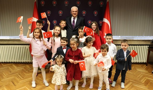 Türkiye'nin Sofya Büyükelçisi Uyanık, 23 Nisan dolayısıyla makamını çocuklara devretti