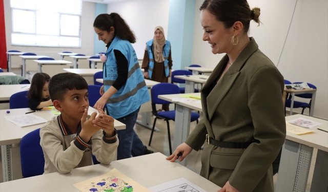 Üniversiteli gençler mahalledeki çocuklara ücretsiz eğitim vererek gelişimlerini sağlıyor