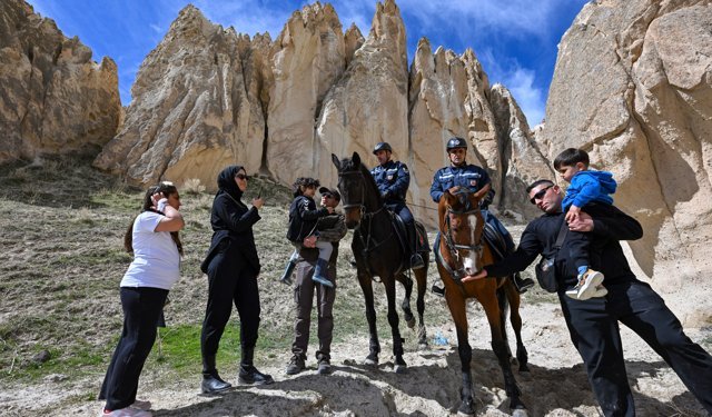 'Vanadokya'daki atlı jandarma timi ziyaretçilerin ilgi odağı oluyor