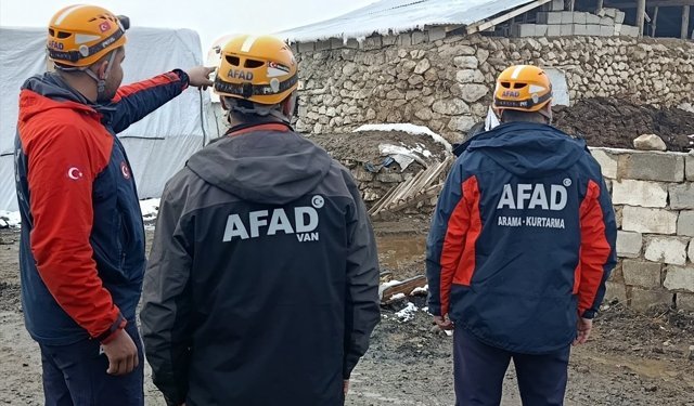 Van'da AFAD ekipleri depremin ardından incelemelerde bulundu