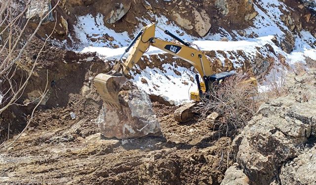 Van'da kırsal mahalle yoluna düşen kayalar ekiplerce temizlendi