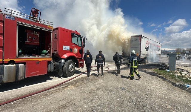 Van'da seyir halindeki tırın dorsesinde çıkan yangın söndürüldü