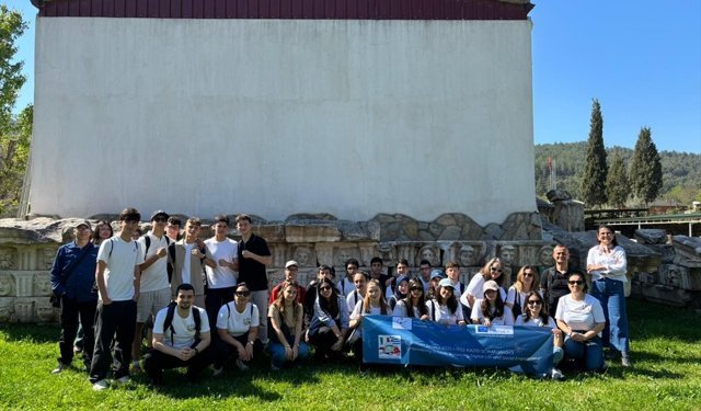 Yabancı öğretmen ve öğrenciler Stratonikeia Antik Kenti'ni gezdi