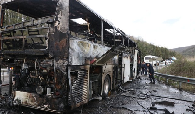 Yalova'da seyir halindeki yolcu otobüsü yandı