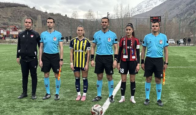 Yüksekovaspor-Fenerbahçe maçındaki gerginlikte konuk ekip teknik direktörü yaralandı