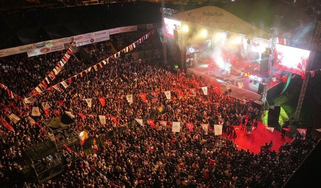 27. Tarım ve Seracılık Festivali'nde sanatçı İrem Derici sahne aldı