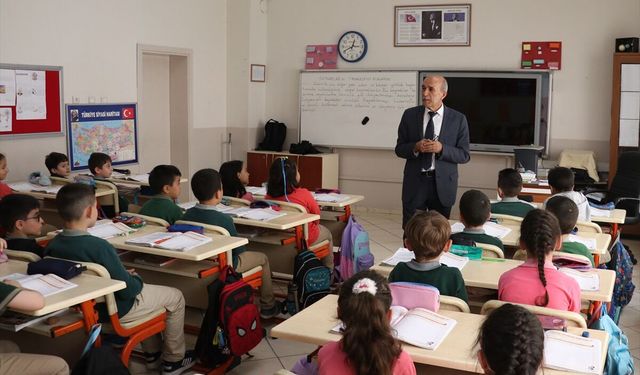 40 yıllık öğretmen dede ile torunu aynı sınıfta buluştu