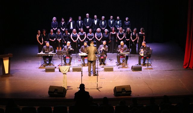 43 yıllık marangoz sahnede solist oldu