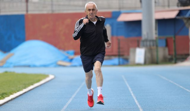 78 yaşındaki emekli bankacı atletizmde pistlerin tozunu attırıyor