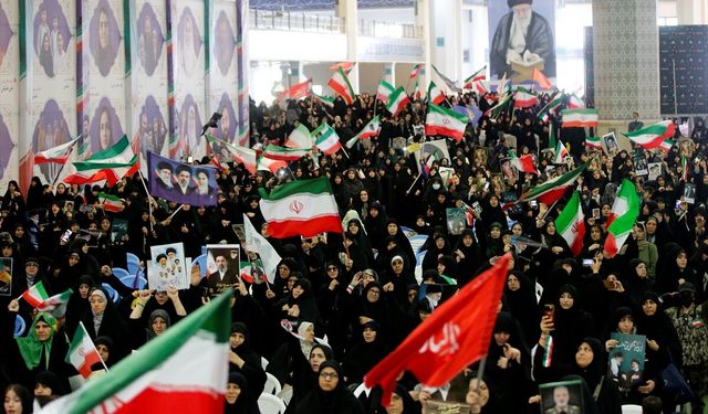 ABD ve İsrail'in İran'a yönelik saldırılarında hayatını kaybedenler için Tahran'da anma töreni düzenlendi