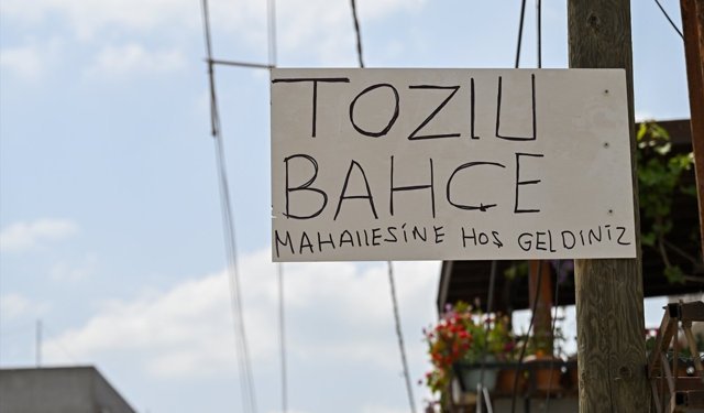 Adana'da mahalle sakinlerinden altyapı çalışmasının ardından asfaltlanmayan yollara tepki