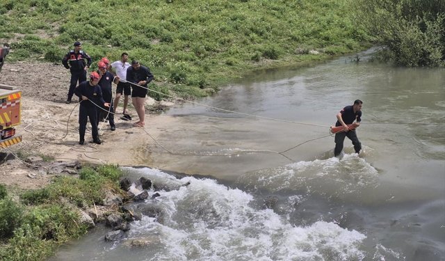 Adana'da nehirden geçmeye çalıştıkları kamyonda mahsur kalan 2 kişiyi itfaiye kurtardı